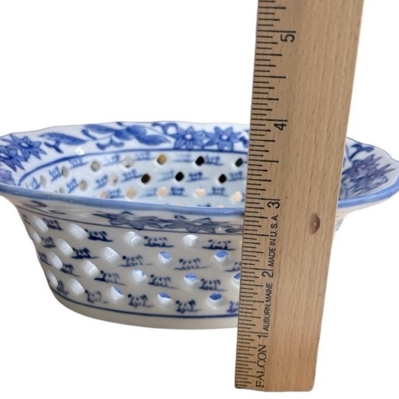 Chinoiserie Porcelain Pierced
Oval Bowl Blue and White
Blueberry Fruit Design - Picture 6 of 9